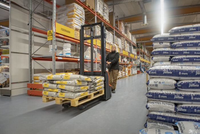 BT Tyro Stacker 1t with Lithium-ion