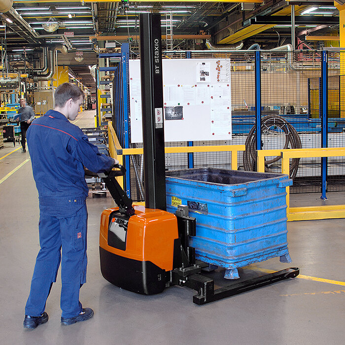 BT Staxio 1t Compact straddle stacker