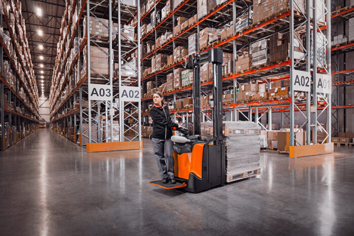 BT Staxio 2t Stacker with Platform