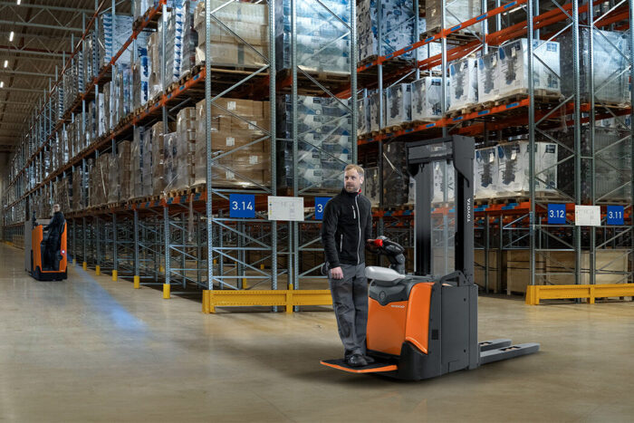BT Staxio 1.6t Stacker with Platform and Elevating support arms